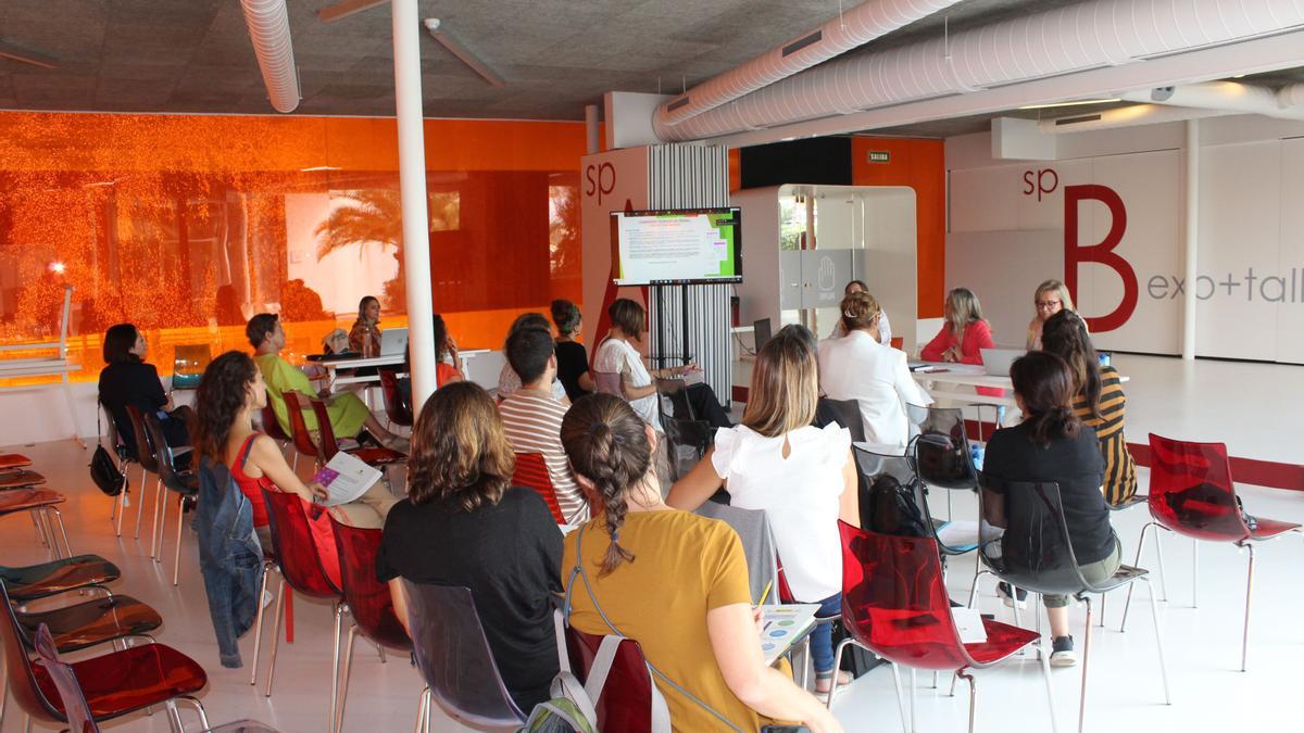 La alcaldesa Carmen Ferrer presidió la segunda sesión de la Mesa Municipal contra la Violencia Machista del Ayuntamiento de Santa Eulària.