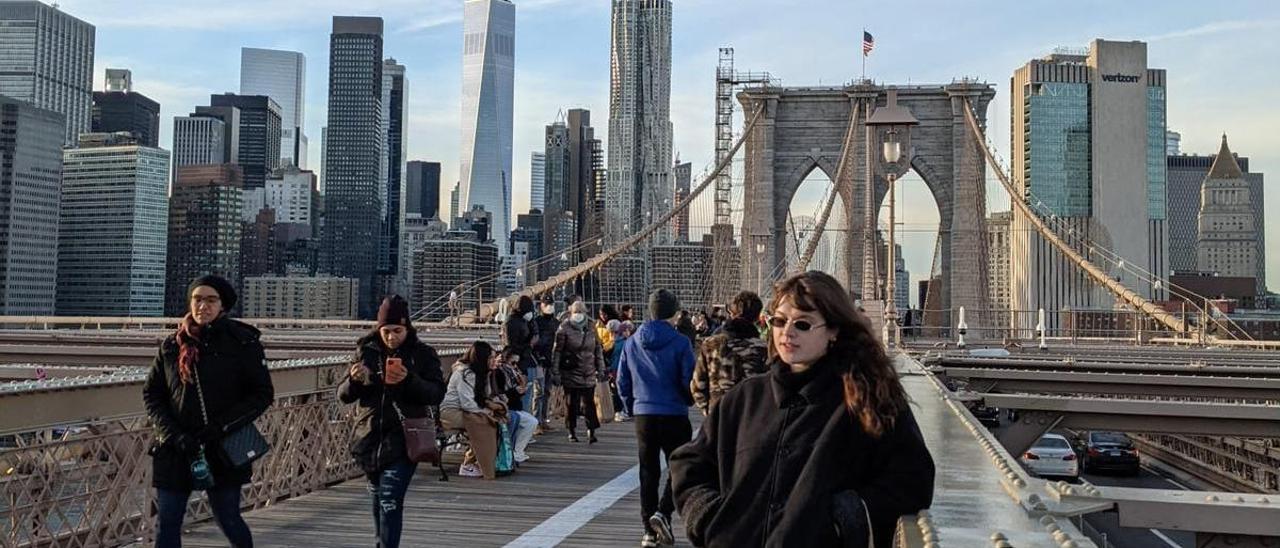 Catarina Barcala, en el icónico puente de Brooklyn, en Nueva York