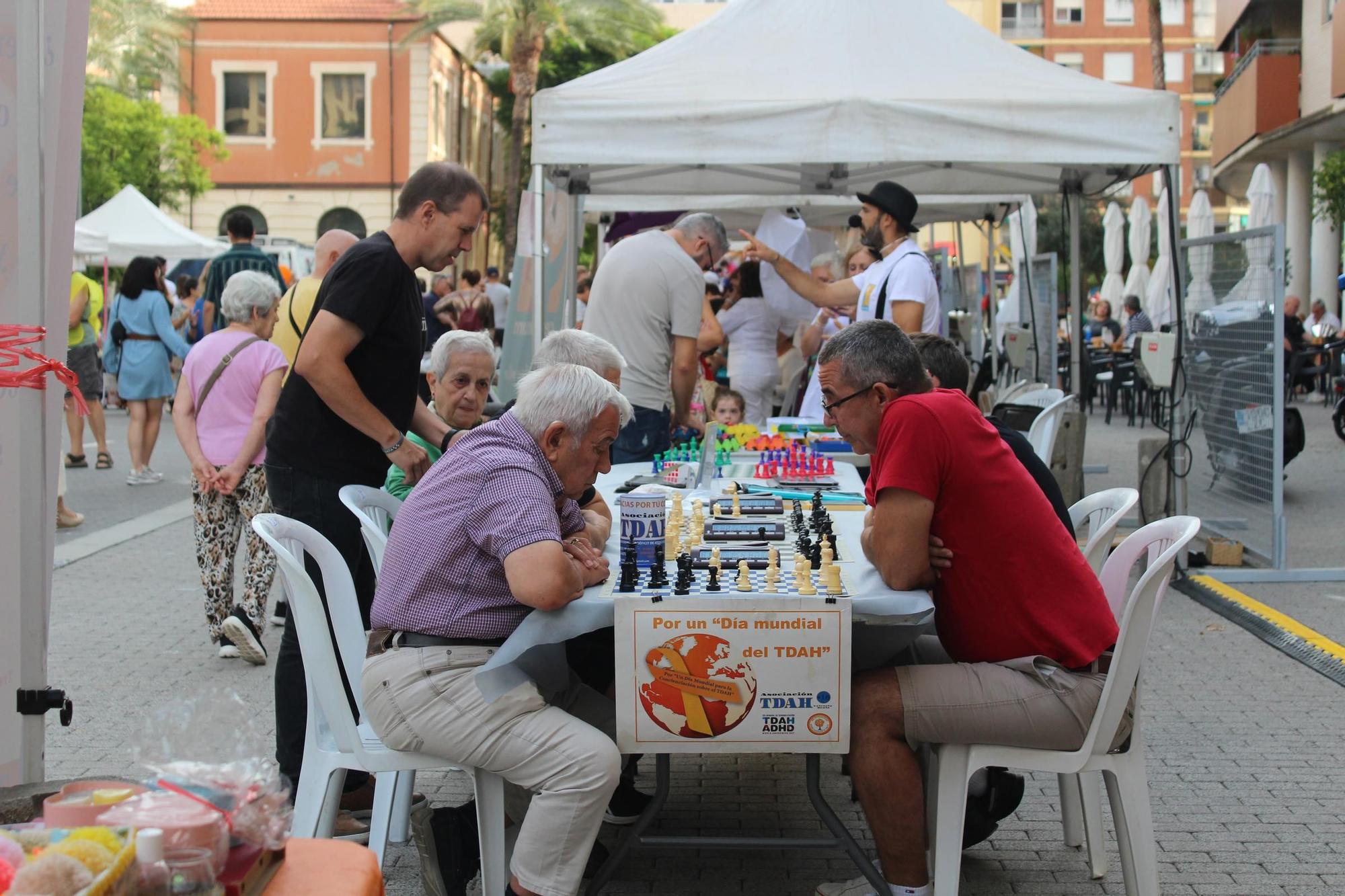 La Feria de Asociaciones llena la calle la Vía de entidades sin ánimo de lucro