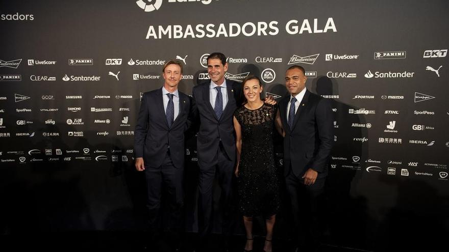 Guti, Fernando Hierro, Anair Lomba y Denilson, en la gala de embajadores y sponsors. // LaLiga