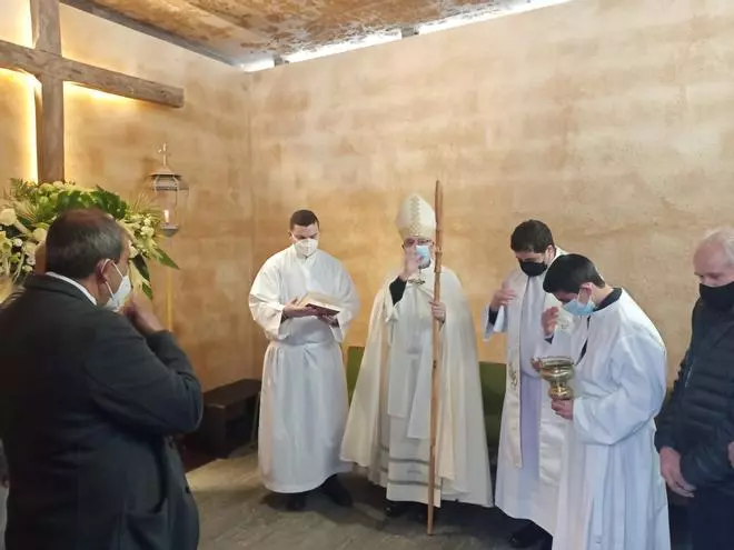 GALERÍA| El obispo de Zamora viste la capa parda en Bercianos de Aliste