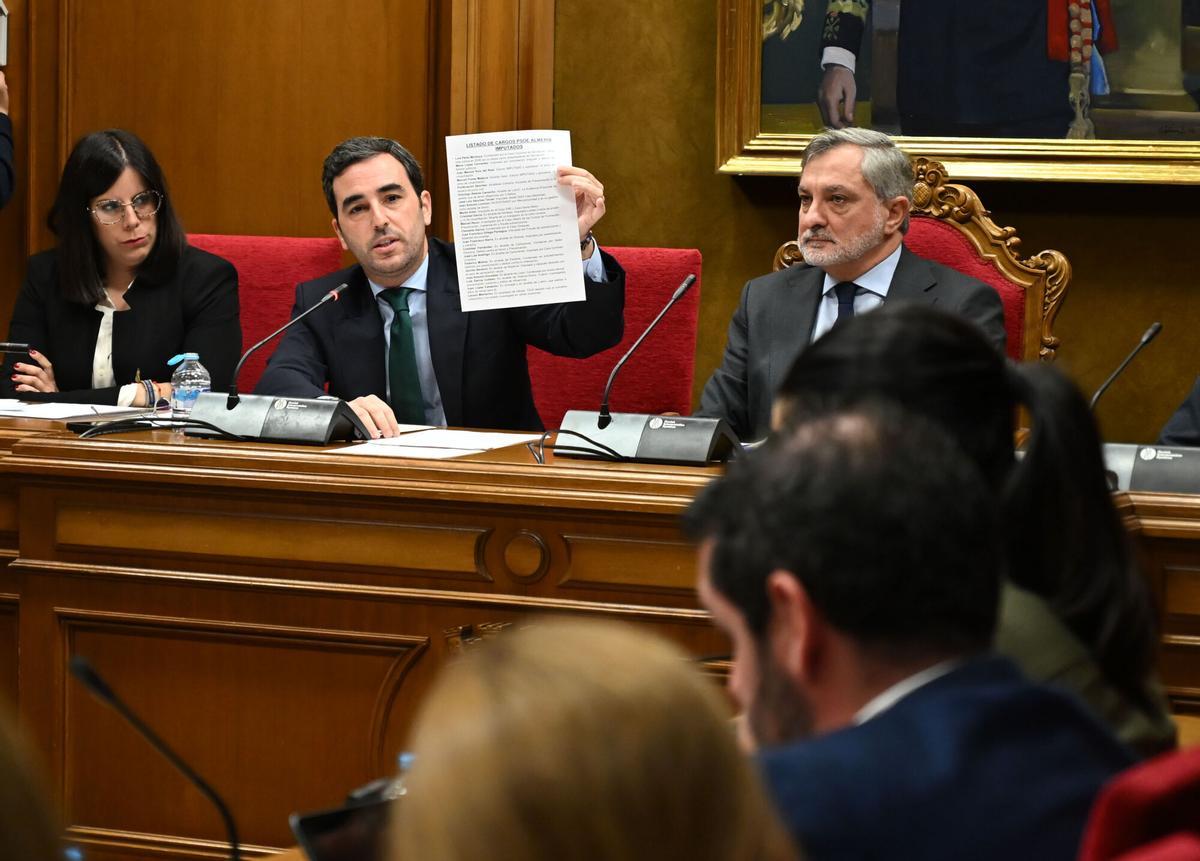 ALMERÍA, 24/11/2025.- El portavoz del PP en la Diputación de Almería, Carlos Sánchez (c), junto al presidente en funciones, Ángel Escobar(d), durante el pleno extraordinario para formalizar las renuncias del ya expresidente de la corporación, José Aureliano Garcia, y del que fuera vicepresidente segundo, Fernando Giménez, ambos del PP, quienes dimitieron tras su detención en el marco del caso mascarillas, este lunes en la capital almeriense.EFE/Carlos Barba
