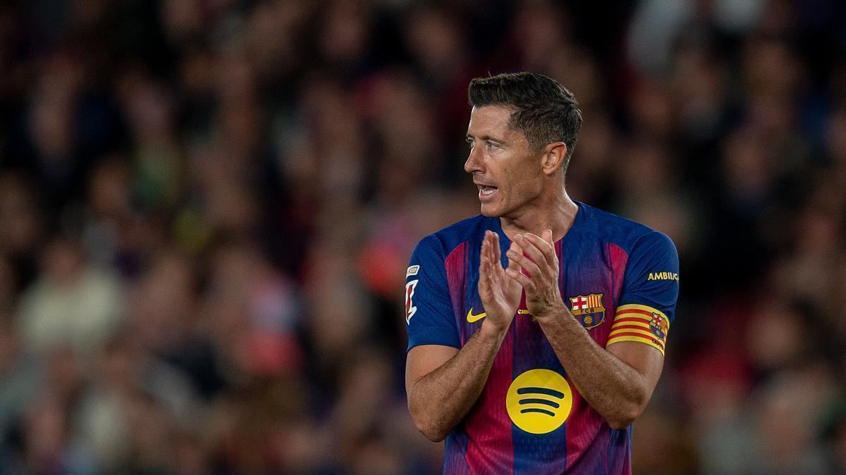 El Barça regala una victoria a un emocionado Lewandowski, que se despide sin poder marcar