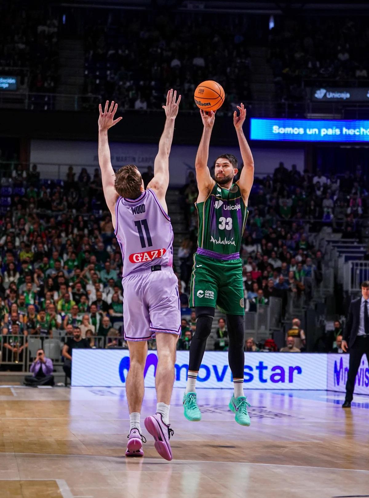 Killian Tillie ejecutando un tiro en el duelo ante el ALBA Berlín