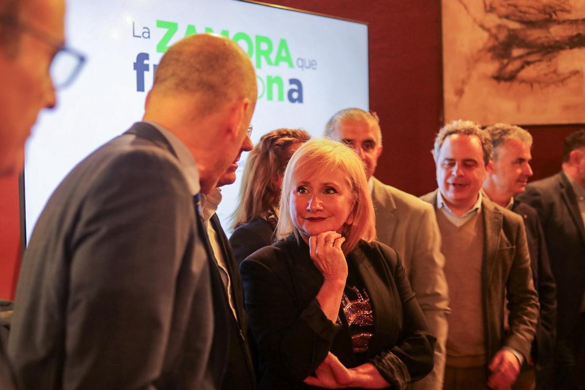 Leticia García conversa con asistentes a "La Zamora que funciona".
