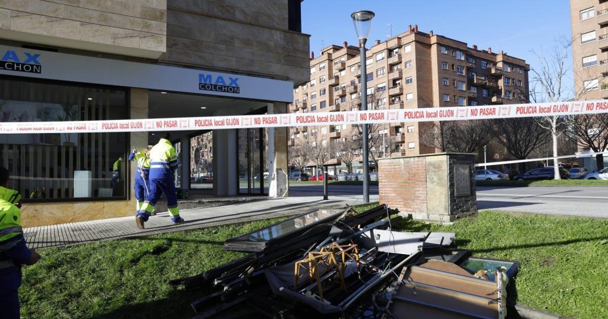 Operarios de limpieza, ayer por la mañana, retirando los restos de mobiliario dañado y adecuando el establecimiento afectado por el accidente. | ÁNGEL GONZÁLEZ