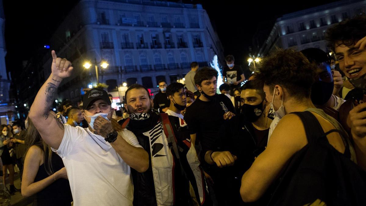 Ambiente en la Puerta del Sol de Madrid tras el fin del estado de alarma.