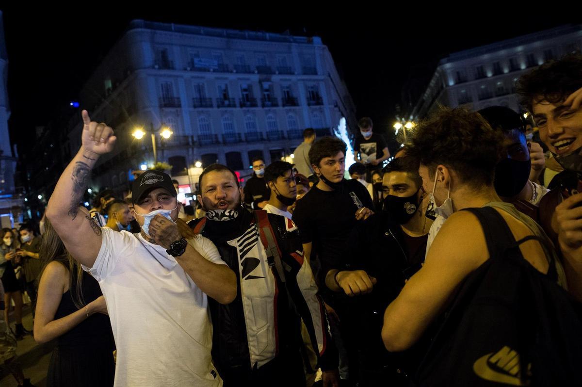 Ambiente en la Puerta del Sol de Madrid tras el fin del estado de alarma.