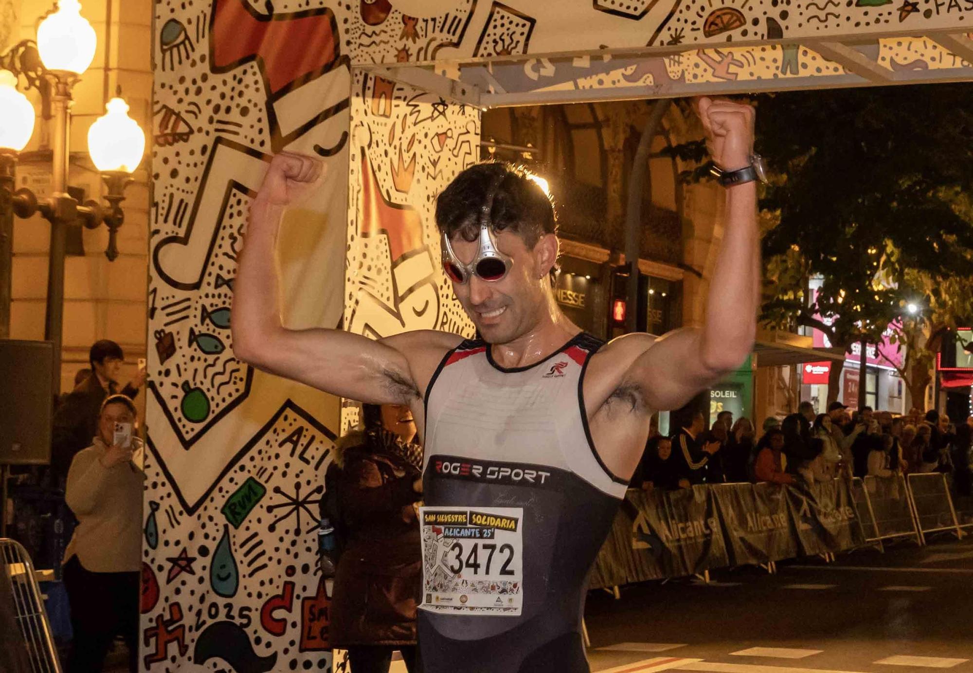 La San Silvestre de Alicante llena de colorido la ciudad