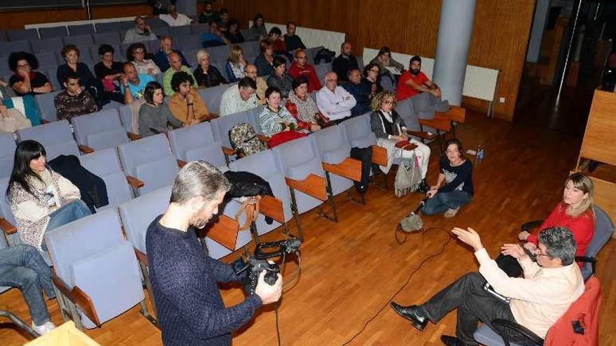 Charla sobre las Mareas gallegas, el viernes, en Cangas. // G. Núñez