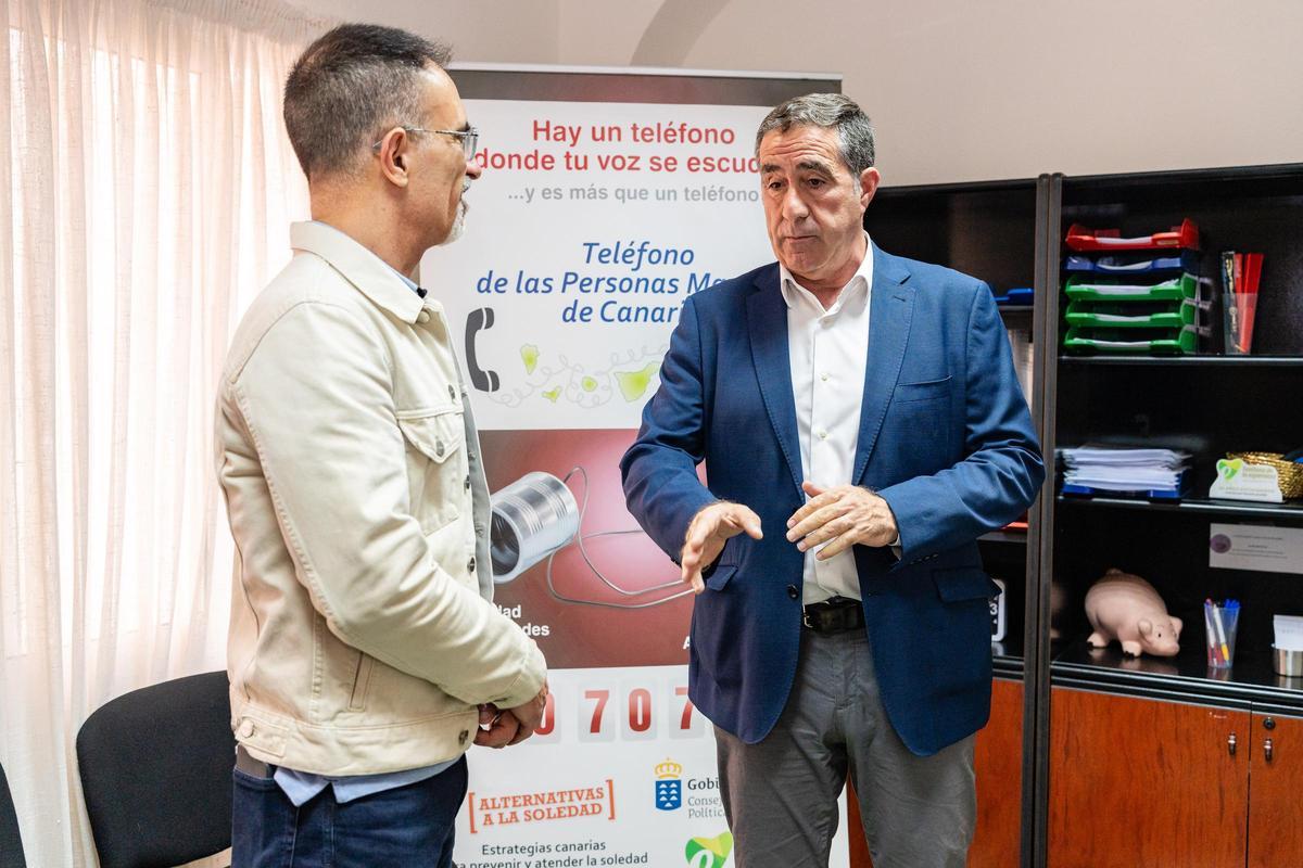 A la izquierda, el director técnico del Teléfono de la Esperanza en Canarias, José Cabrera Pérez; y a la derecha, el viceconsejero de Bienestar Social, Francisco Candil.