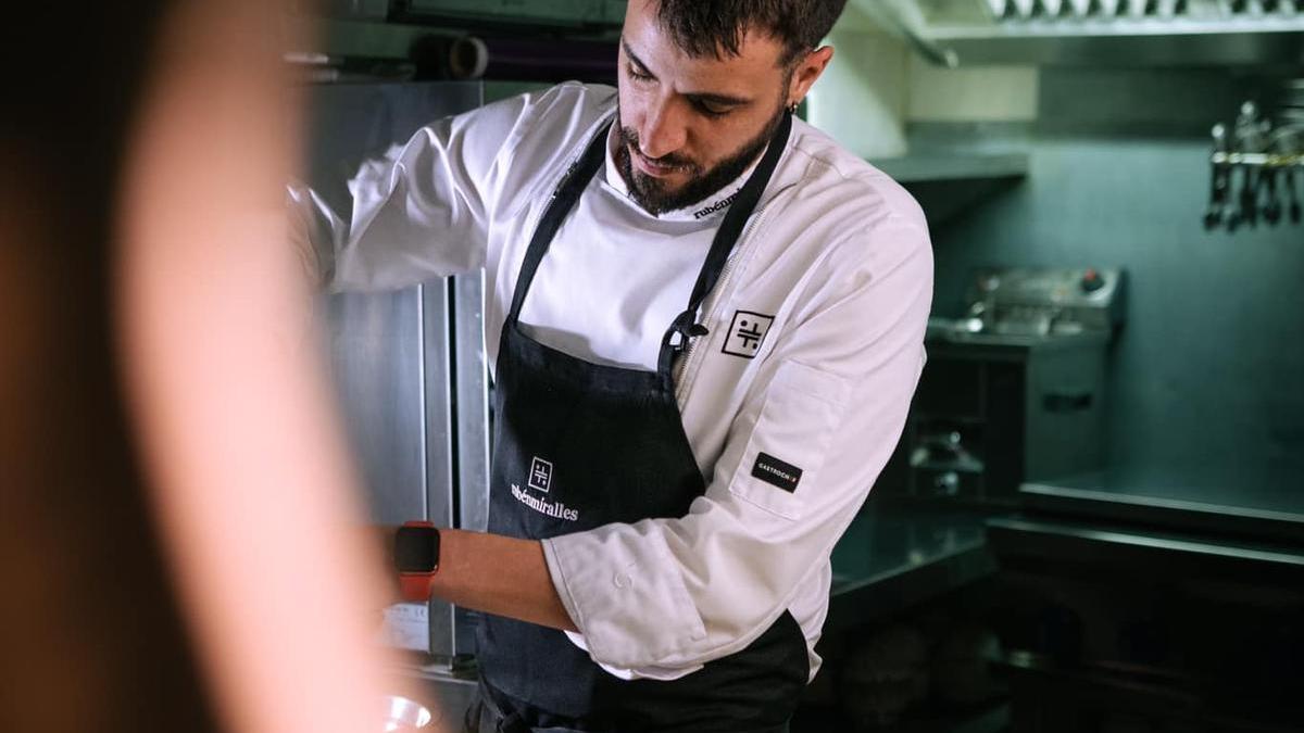 Rubén Miralles durante la elaboración de un plato.