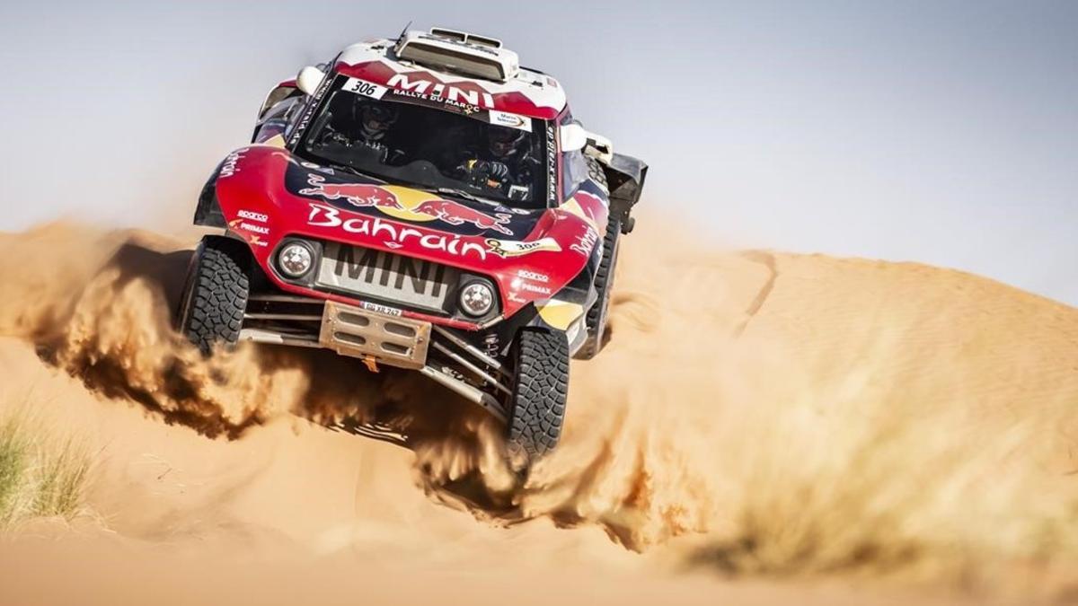 Carlos Sainz, bicampeón del Dakar, con su Mini 'buggy', en el Rally de Marruecos.