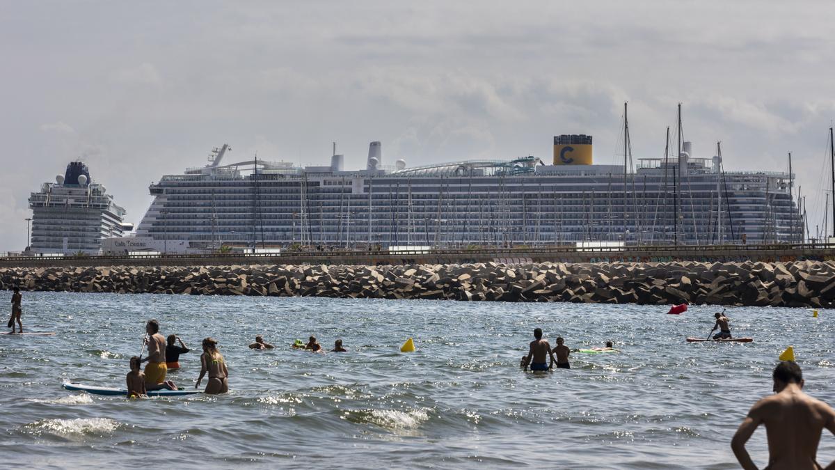 Dos cruceros de grandes dimensiones han sido vistos junto a la playa de Las Arenas