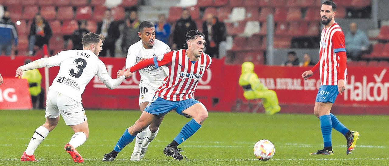 Pedro Díaz conduce el balón durante un partido con el Sporting. | Juan Plaza