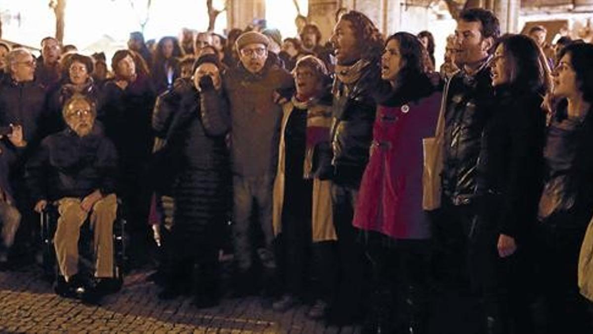 Ciudadanos portugueses se concentran en la plaza Largo do Carmo de Lisboa para cantar el 'Grândola Vila Morena', el pasado 23 de febrero.