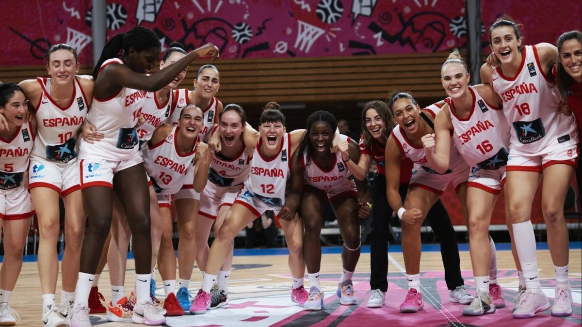Irene Noya, con el número 18 a la derecha, celebrando el bronce mundialista con sus compañeras.