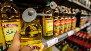 Un envase de aceite de oliva virgen extra con sistema de seguridad en un supermercado de Barcelona.