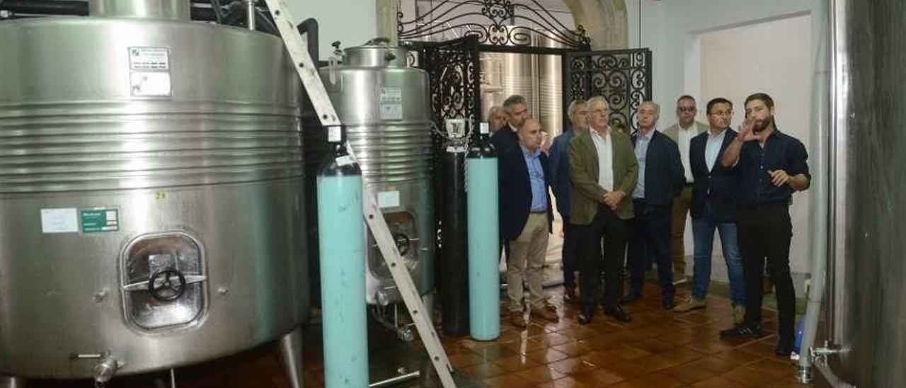 Visita del conselleiro de Medio Rural a la bodega Granbazán de Vilanova. // Noé Parga