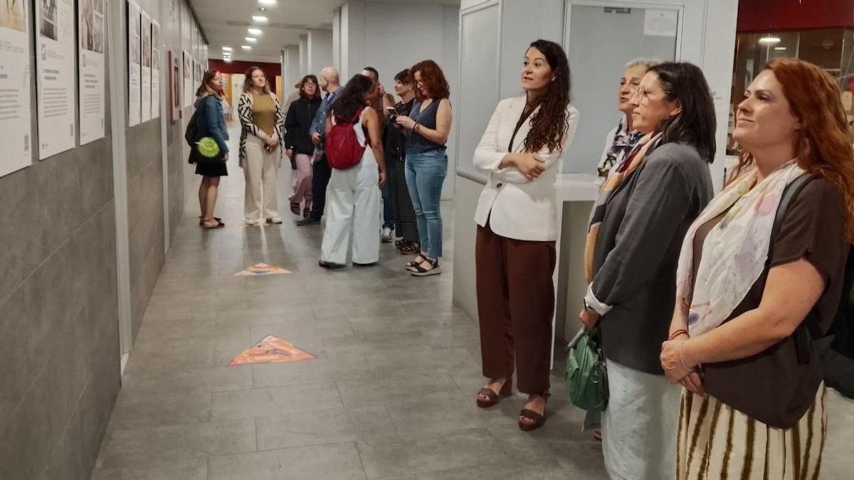 A tenenta de alcaldesa, María Rozas, entre o público na exposición no Centro Sociocultural O Ensanche, onte.