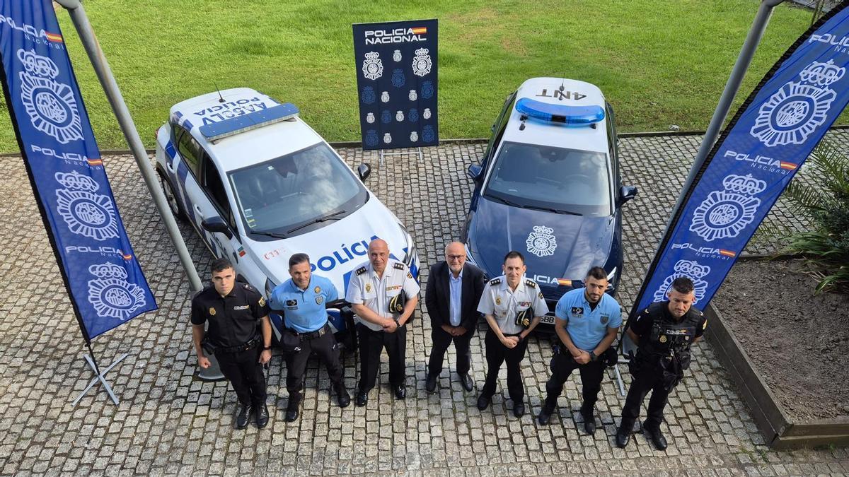El subdelegado del Gobierno y mandos policiales, con agentes españoles y lusos.