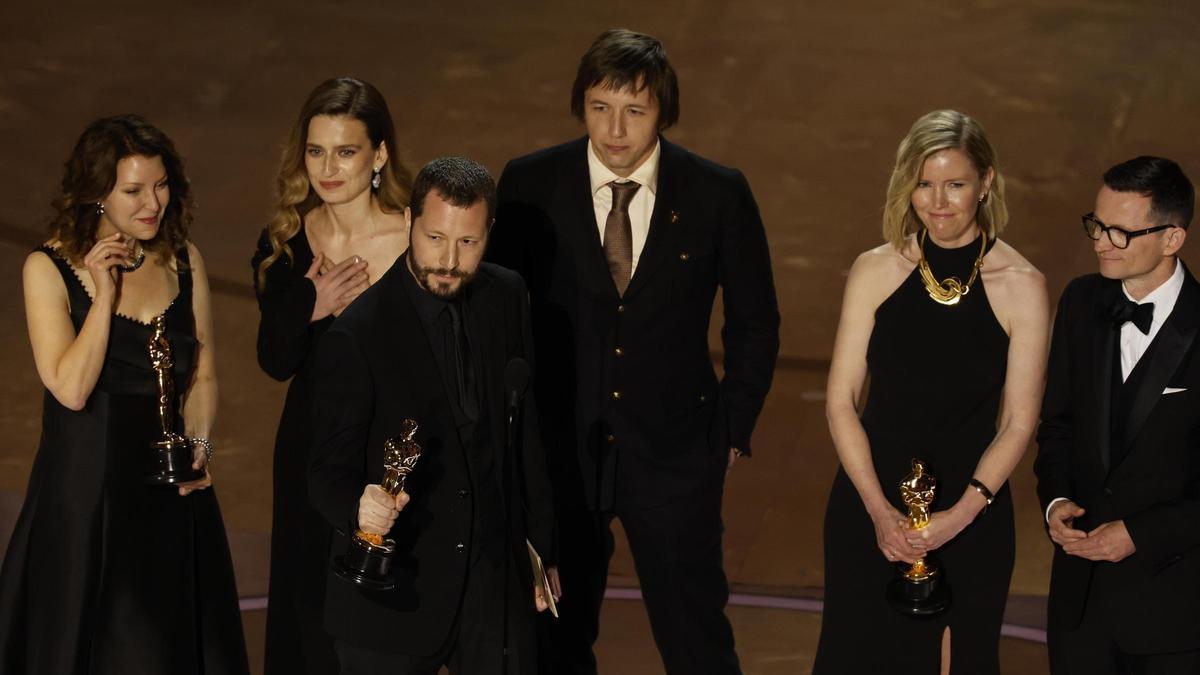 Mstyslav Chernov y el resto de los responsables del documental, con la estatuilla del Oscar.