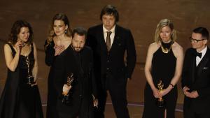 Mstyslav Chernov y el resto de los responsables del documental, con la estatuilla del Oscar.