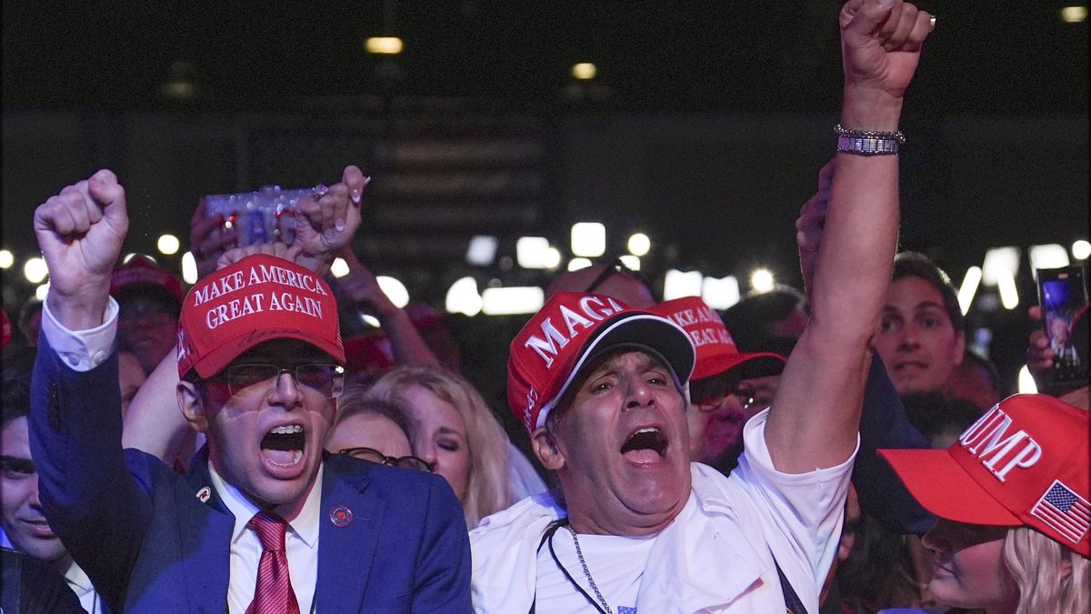Seguidores de Trump celebran el escrutinio.