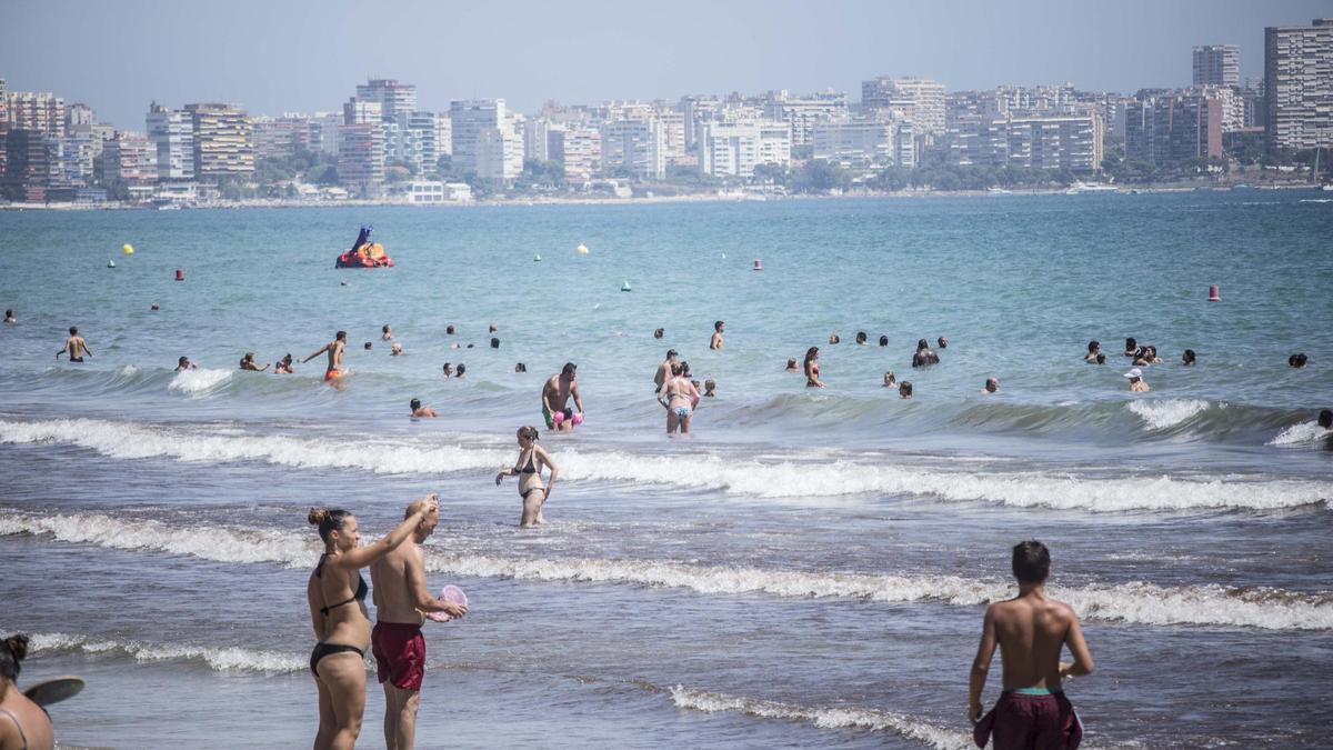 Bañistas el pasado agosto