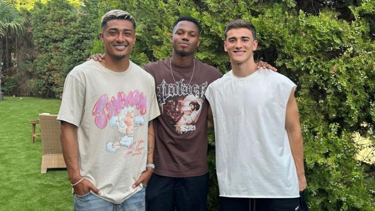 Ansu, junto a Julián Áraujo y Gavi