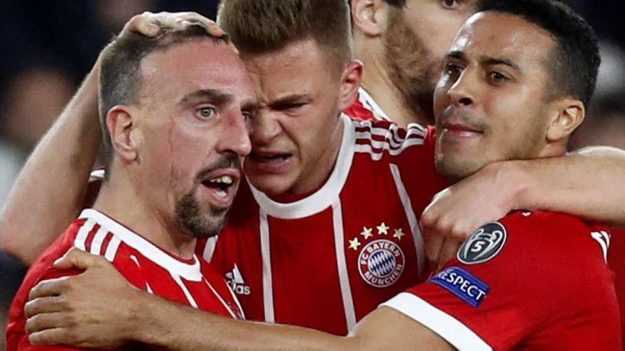 Ribery, Kimmich y Thiago Alcántara celebran el segundo gol del Bayern en el Sánchez Pizjuán. // Reuters