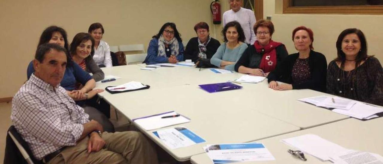 Antom García (de pie), con los participantes en el curso de Filosofía. // FdV