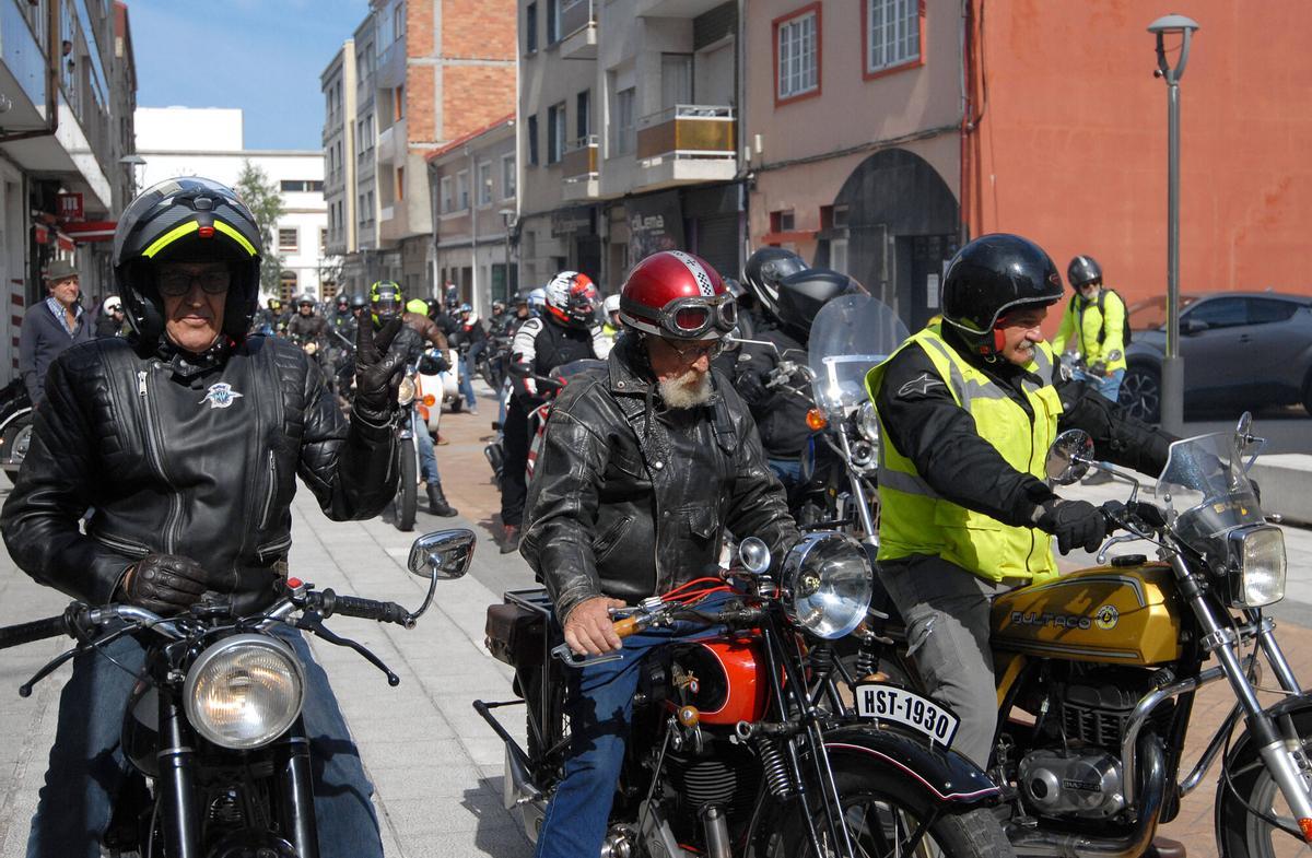 Las motos se concentraron en la calle Cartagena de Silleda antes de iniciar la ruta.