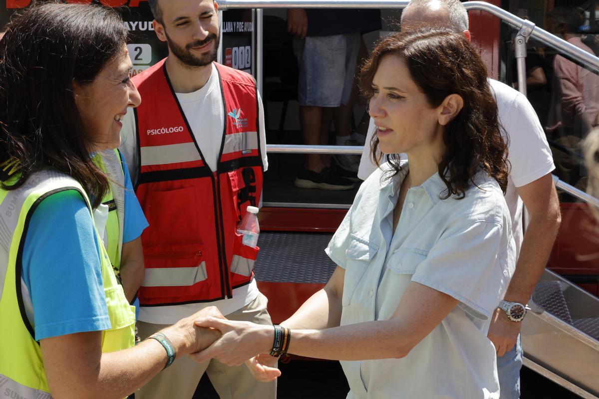 La presidenta de la Comunidad de Madrid, Isabel Díaz Ayuso (d), visita este domingo municipios e instalaciones afectadas por los incendios en la Sierra Oeste, en los que el Gobierno regional ha iniciado labores encaminadas a la reconstrucción de la zona, así como el Punto de Ayuda Tras el Incendio (PATI) que atiende y asesora a los vecinos de Pelayos de la Presa.