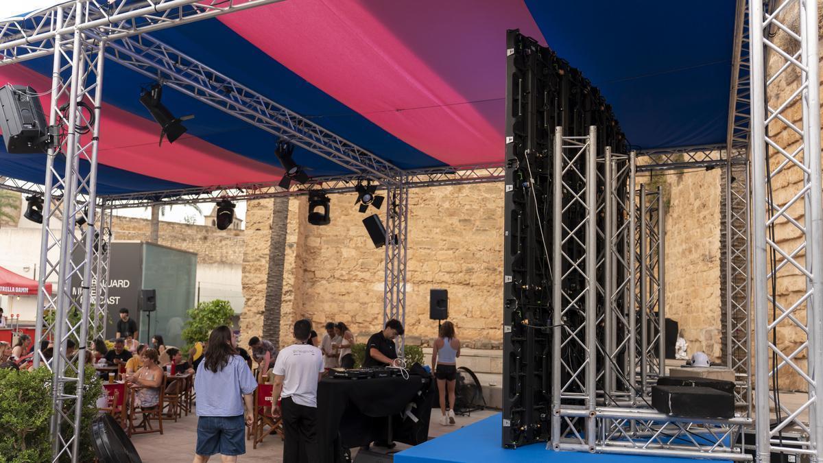 La pantalla led curva ubicada en el exterior de Es Baluard, de 4,5 metros por dos, durante los preparativos antes de la proyección del pasado viernes