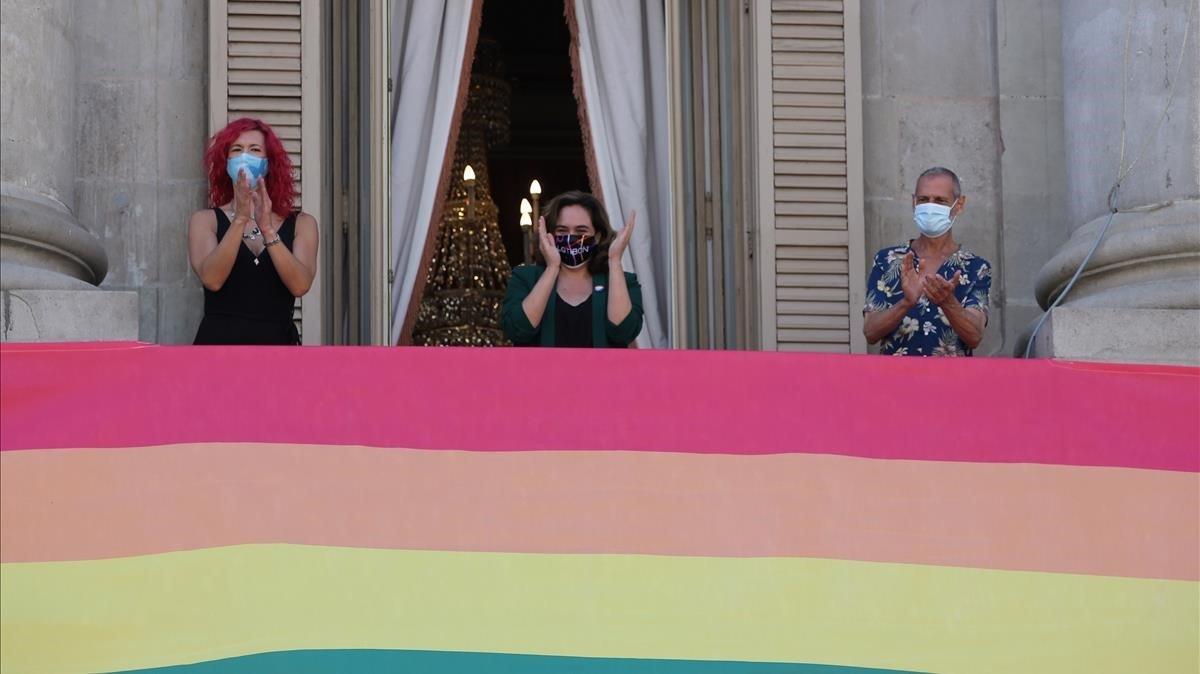  Ada Colau y representantes del mundo LGTBI cuelgan  la bandera del arco iris en el Día del Orgullo Gay en el Ajuntament de Barcelona