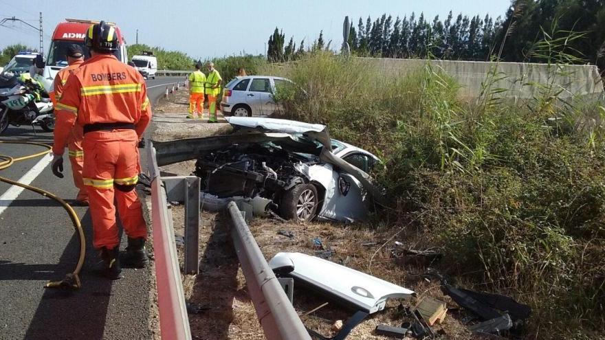 Estado en que quedó el vehículo accidentado tras la colisión al salirse de la calzada.