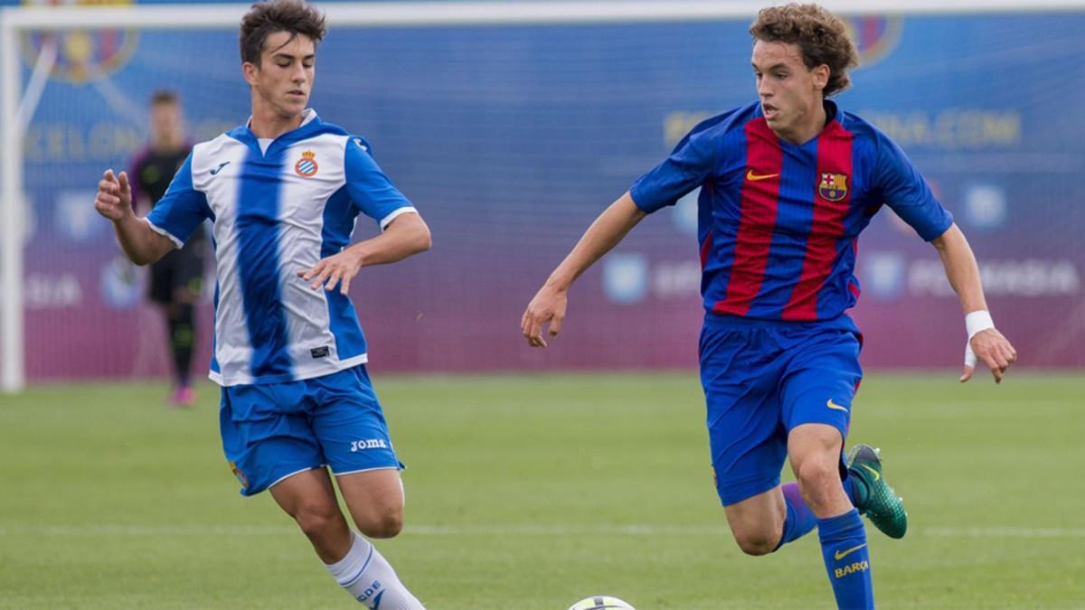 Jandro Orellana da equilibrio al centro del campo del juvenil del Barça