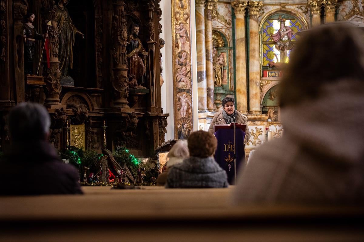 Perspectiva de la iglesia de Cantiveros durante la ceremonia del pasado domingo