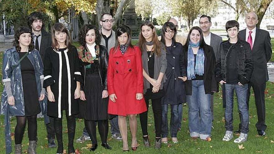 Los diez finalistas del concurso de diseñadores, ayer en los jardines de Montero Ríos, junto a los organizadores.