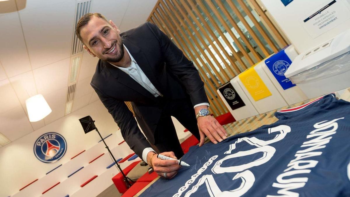 Donnarumma firma con el PSG hasta 2026