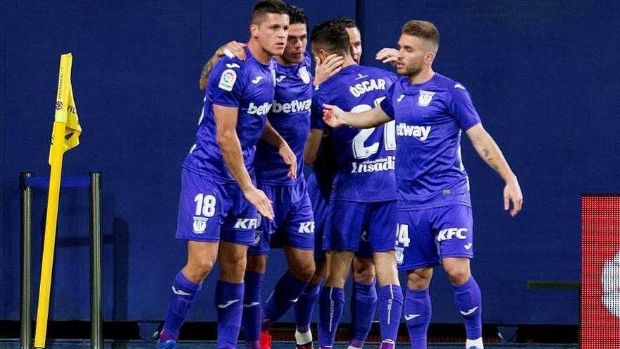 Los jugadores del Leganés celebran el primer gol de Óscar Rodríguez al Villarreal. // Domenech Castelló