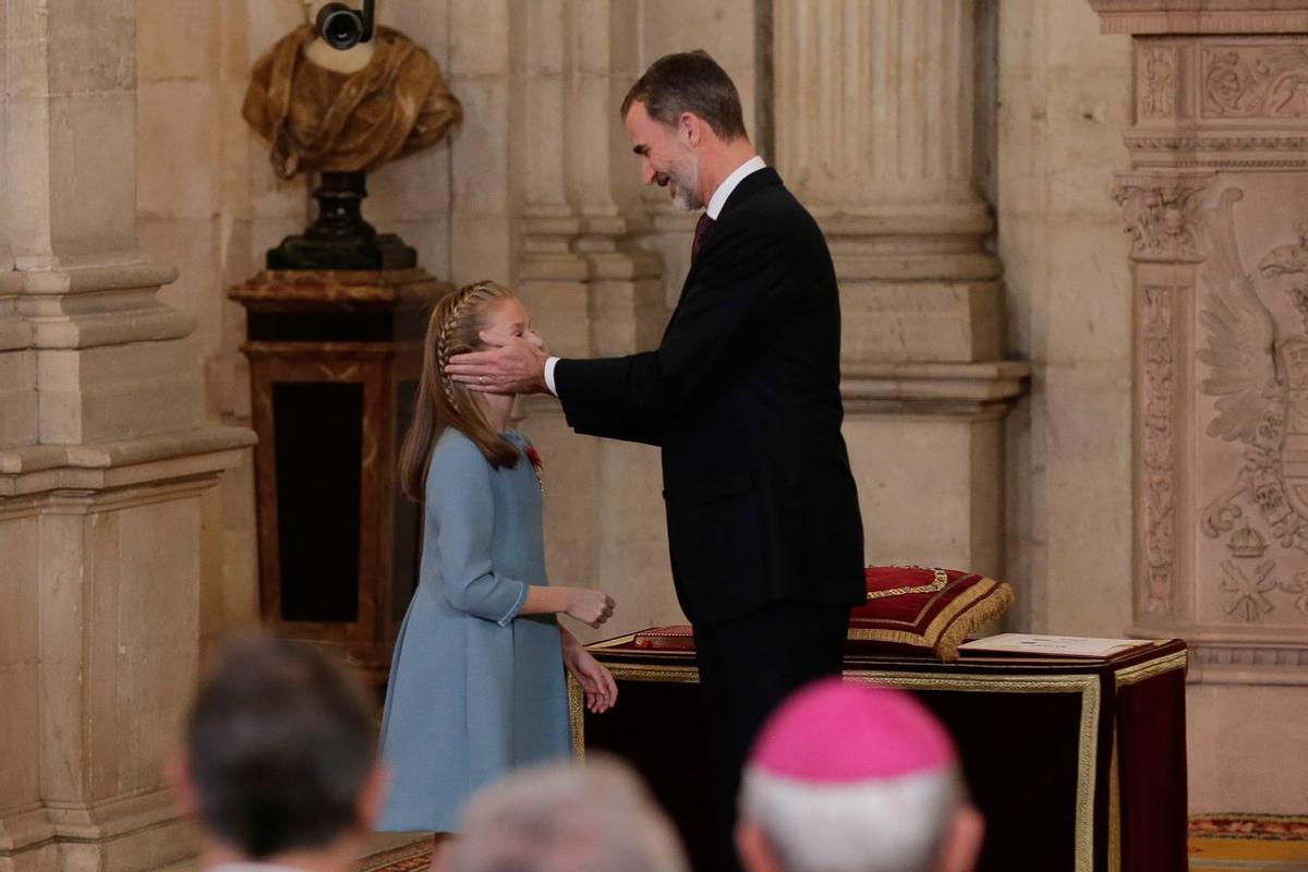 El Rey ha dejado ver su lado cariñoso con la princesa Leonor durante la ceremonia