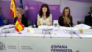 La ministra de Igualdad, Ana Redondo, junto a la delegada del Gobierno contra la Violencia de Género, Carmen Martínez Perza (d).