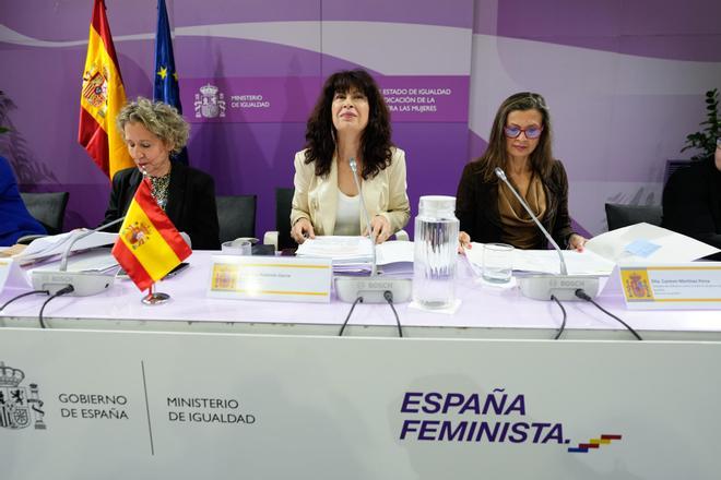La ministra de Igualdad, Ana Redondo, junto a la delegada del Gobierno contra la Violencia de Género, Carmen Martínez Perza (d).