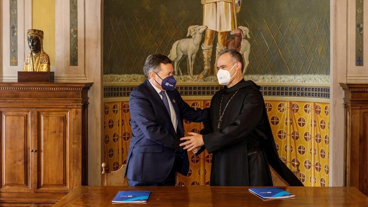 Ángel Simón, presidente de Agbar, y Manel Gasch, abad de Montserrat, a la derecha