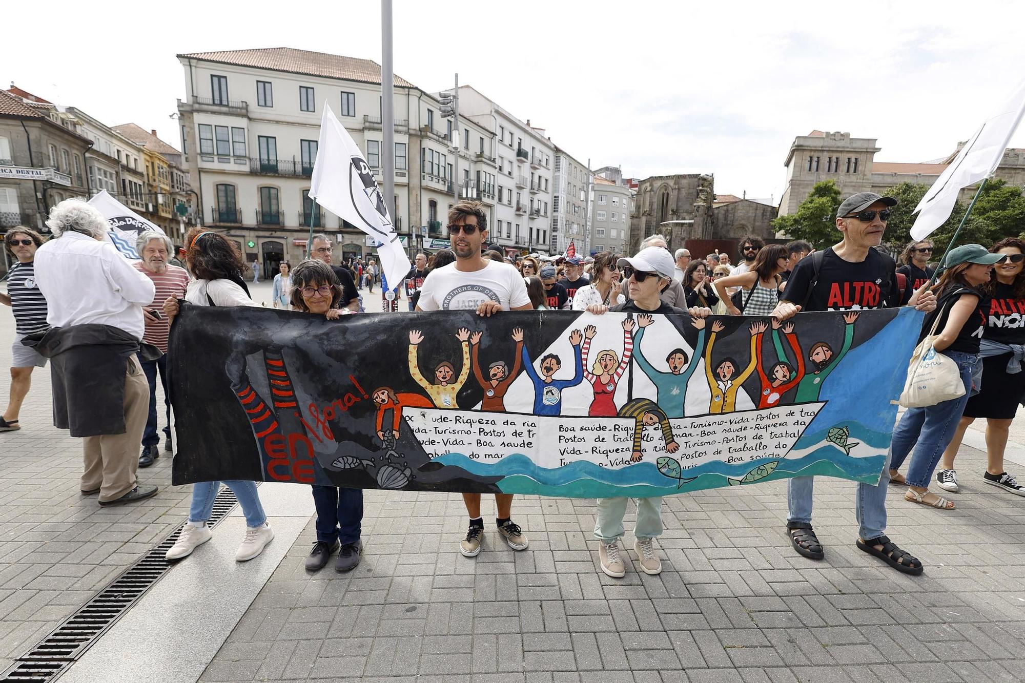Miles de gallegos marchan de Pontevedra hasta Lourizán en protesta por las celulosas de Ence y Altri