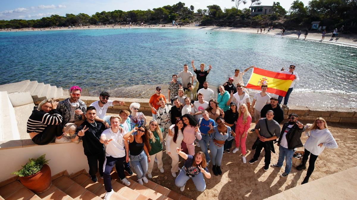 Die 40 Teilnehmer der Recalls nach ihrer Ankunft am Strand von Colònia de Sant Jordi.