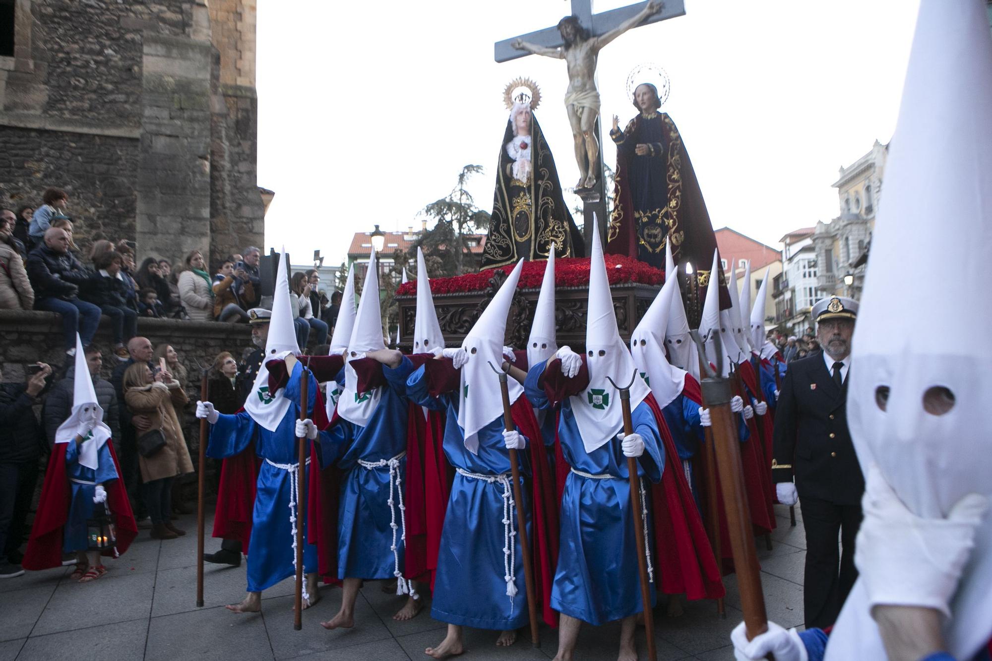 Jueves Santo en Avilés: Procesión del Silencio con los "sanjuaninos"