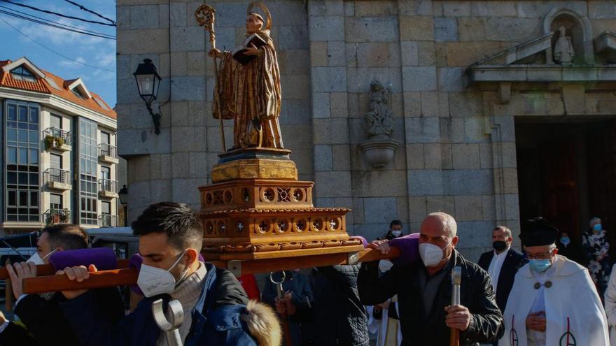 Salida de la procesión de San Amaro en Vilanova de Arousa 